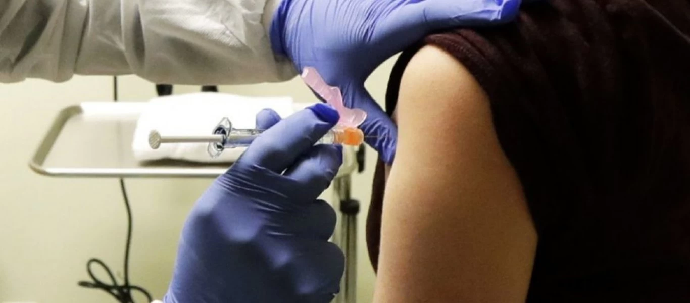 Βρετανία: «Μάχη» για να εμβολιαστούν όλοι οι ενήλικες έως το φθινόπωρο